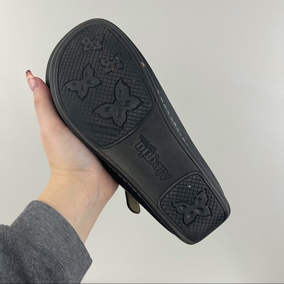 ALEGRIA Classic Breezy Dusty Black Lazer Cut Clog - Picture 10 of 11